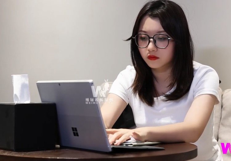 The schoolgirl who recruited online is raped and trained